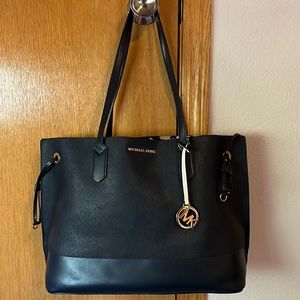 COPY - Reversible navy blue and flowered Michael Kors tote